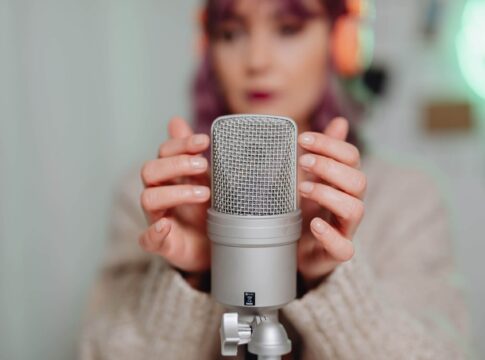 عالم ASMR المريب … وسيلة للاسترخاء أم تطفل رقمي مزعج؟
