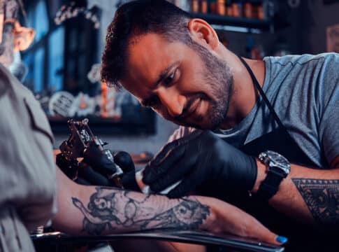 الوشم … ظاهرة سلبية أم حرية شخصية؟