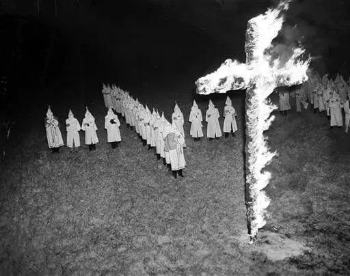جماعة كو كلوكس كلان مع الصليب المحترق