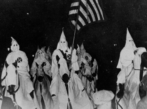 كو كلوكس كلان … الشيطان الأبيض برداء العنصرية والدمار