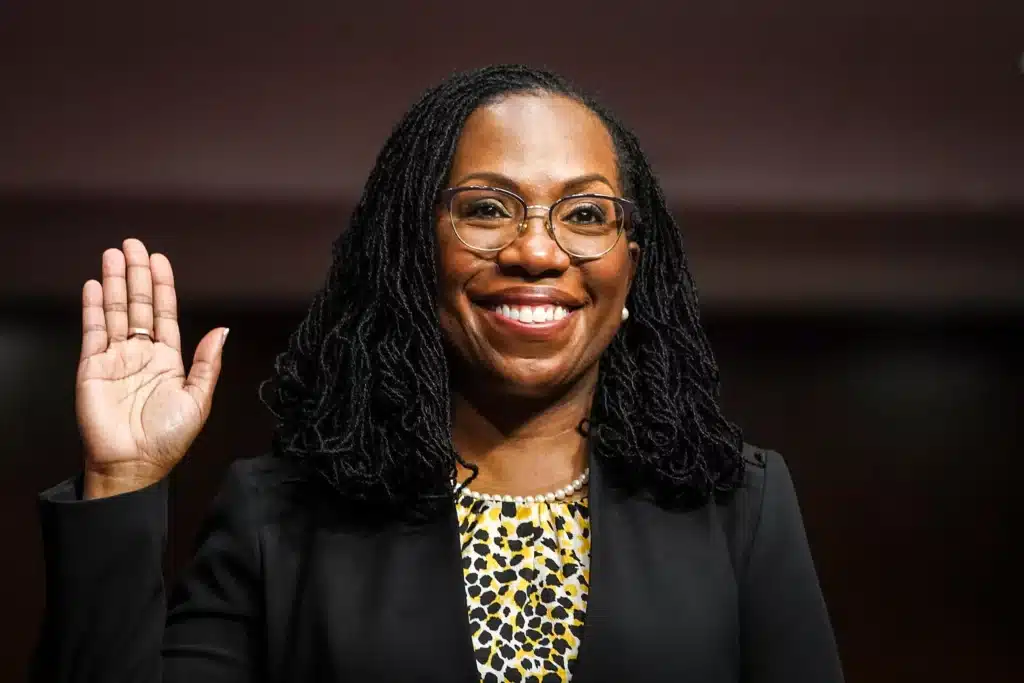 أول امرأة سمراء البشرة تصبح قاضية في المحكمة العليا