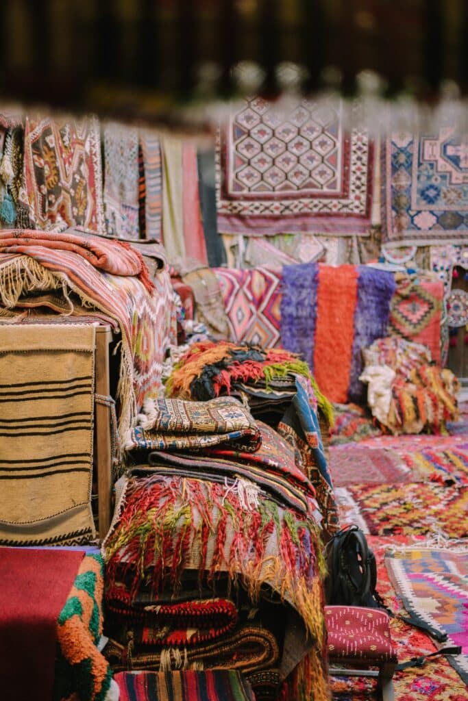 السجاد التقليدي من أبرز السمات المميزة للديكور المغربي