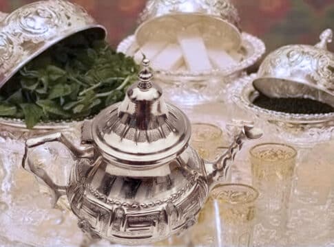 من أين بدأت قصة الشاي المغربي؟