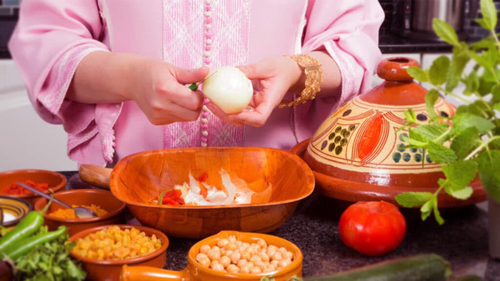 تختلف مكونات تحضير الحريرة المغربية من جهة إلى أخرى، لتبقى الطماطم المكون المشترك