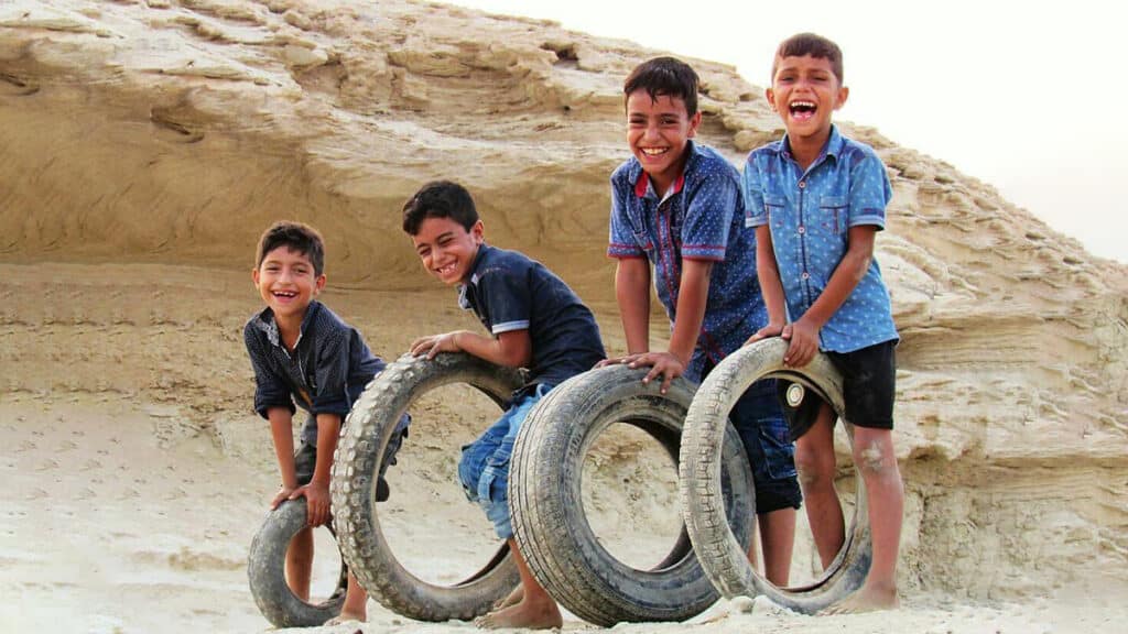صورة تعبر عن سعادة الأطفال بمجيء ضيف السنة العزيز