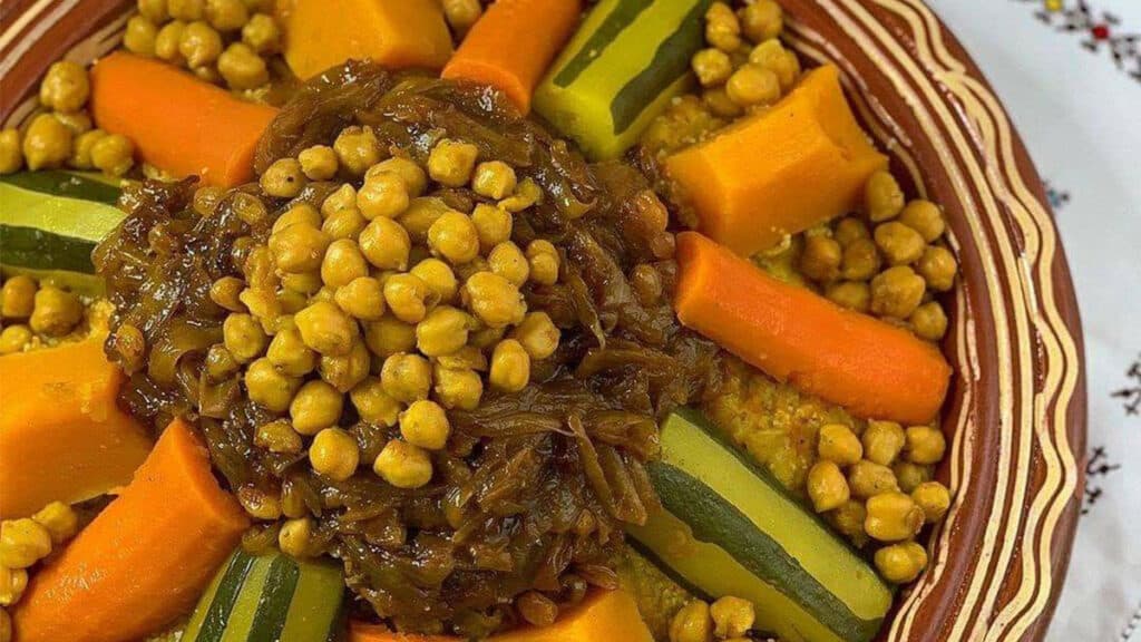 اعتاد معظم المغاربة على إعداد طبق الكسكس ليلة السابع والعشرين من رمضان