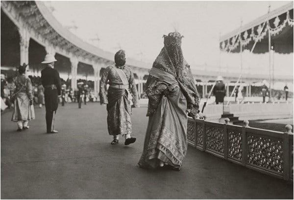 دلهي دوربار هو تجمع جماهيري على الطراز الإمبراطوري الهندي نظمه البريطانيون للاحتفال بخلافة ملك الهند