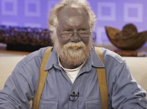 بابا سنفور الحقيقي … بول كاراسون الرجل الأزرق