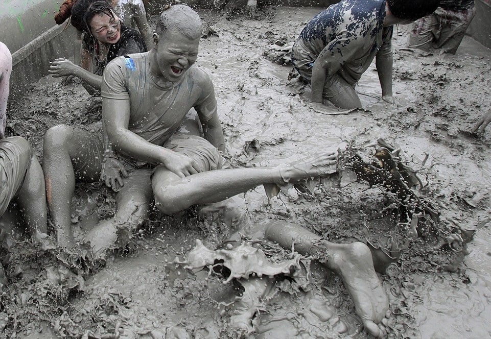 مع بداية الموسم الصيفي من كل سنة يحتفل سكان مدينة بوريونج بكوريا الجنوبية بعيد الاستحمام بالطين