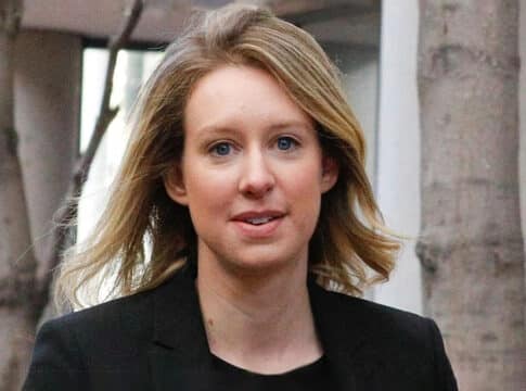 إليزابيث هولمز … من وريثة ستيف جوبز إلى سجينة