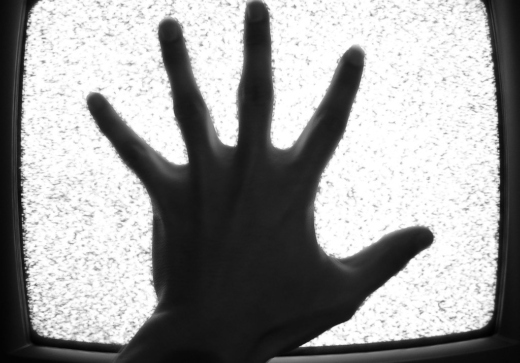 بالرغم من استخدامها غالبًا لخدمة الحبكة في أفلام الرعب، إلا أن عقدة اليد الغريبة ليست مقتصرة على الخيال فقط - الصورة: Flickr | M Rasoulov | CC BY-NC 2.0)
