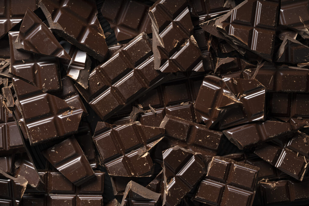 تحتوي الشوكولاتة الداكنة على الكثير من العناصر التي تحسن الحالة المزاجية -  الصورة: Freepik | @freepik