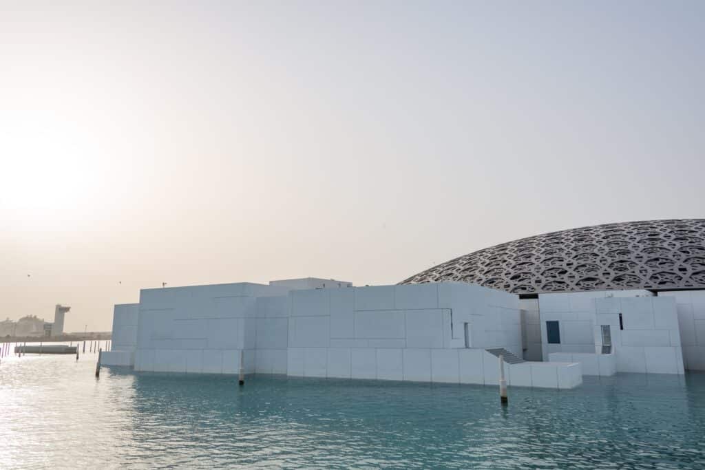 بلغت تكلفة هذا المتحف ما يزيد عن 600 مليون يورو حتى تتمكن أبو ظبي من إتمام بنائه – الصورة: Pexels  | Diego F. Parra