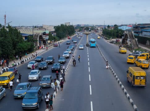 القصة وراء نهب أغنى دولة في إفريقيا