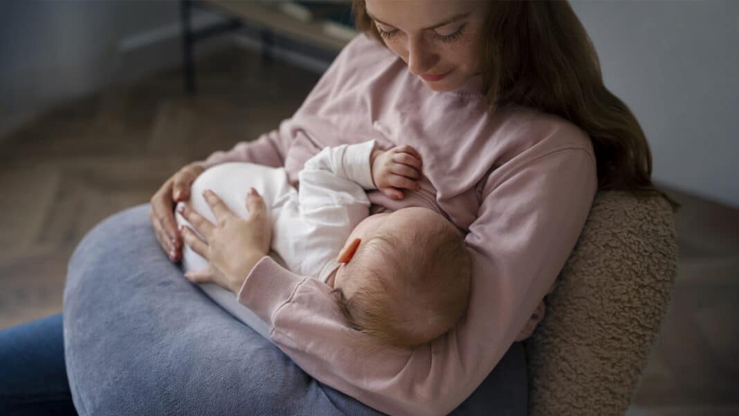 الرضاعة الطبيعية لها فوائد على الأم والطفل - الصورة: Freepik | @freepik