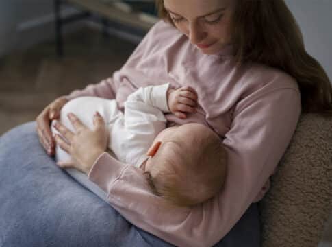 الاعتماد على الرضاعة الطبيعية يتراجع … والحليب الصناعي ينافسها