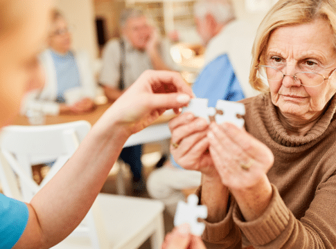 علامات تحذيرية من الخرف … إليكم ما يتلف الدماغ